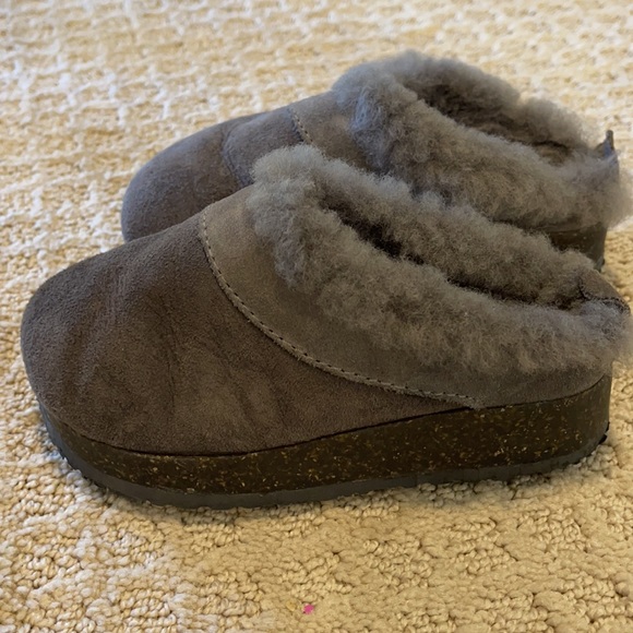 LL Bean Kids shearling slides - Picture 2 of 5
